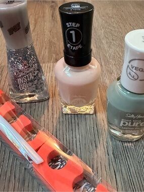 Sally Hansen Mixed Bundle of Polish & Nail Tools